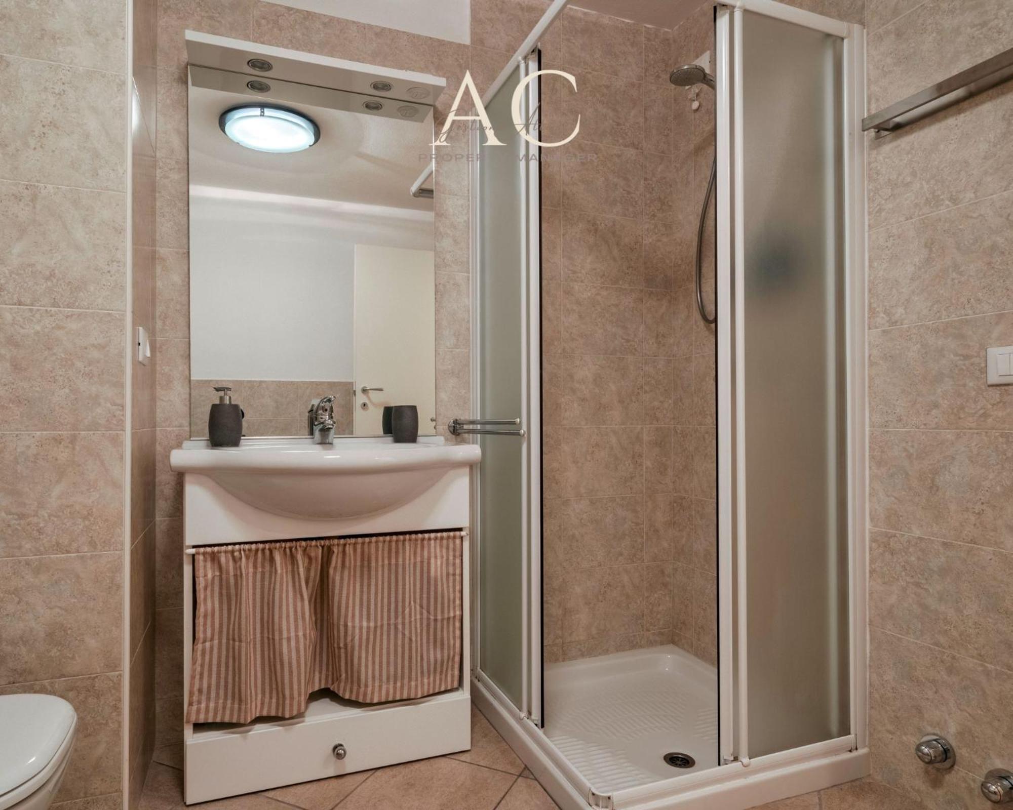 Square Apartment *